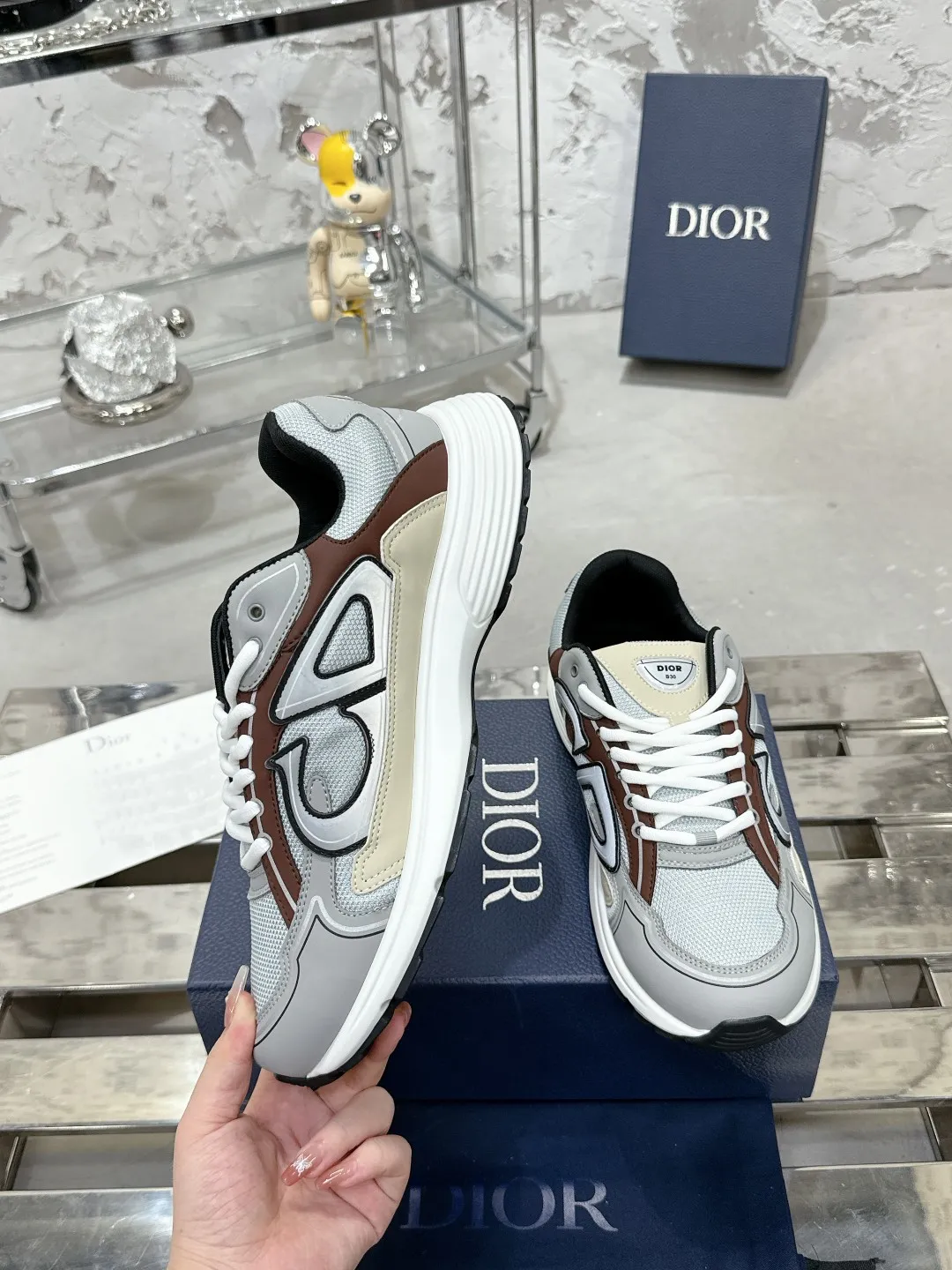 Men's men's shoes 💰600❤️❤️❤️High version Dior Dior's latest color matching B30 series reflective dad sneakers original 17380💰 purchased for development and production Brand new B30 sneakers Dad Shoes style shoes that follow the trend of the retro market The Dior logo on the tongue also indicates that this pair of shoes is the B30 model! B30 uses fine-textured leather and mesh cloth materials to form a shoe body. There are conspicuous letters CD on both sides of the shoe body to indicate identity. Many lines on the shoe body outline details to make the shoes look less monotonous and full of retro flavor. The delivery counter is exquisitely packaged🛍📦 ▪️Fabric: Original customized technical fabric + mesh ▪️Inner lining: Customized breathable lining ▪️Outsole: Original molded IP foam + TPU outsole ▪️Sole thickness: 3.5CM ▪️Size: Women’s size 35-40 / Men’s size 39-46
